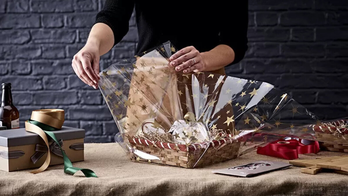 Gift wrapping a gift tray