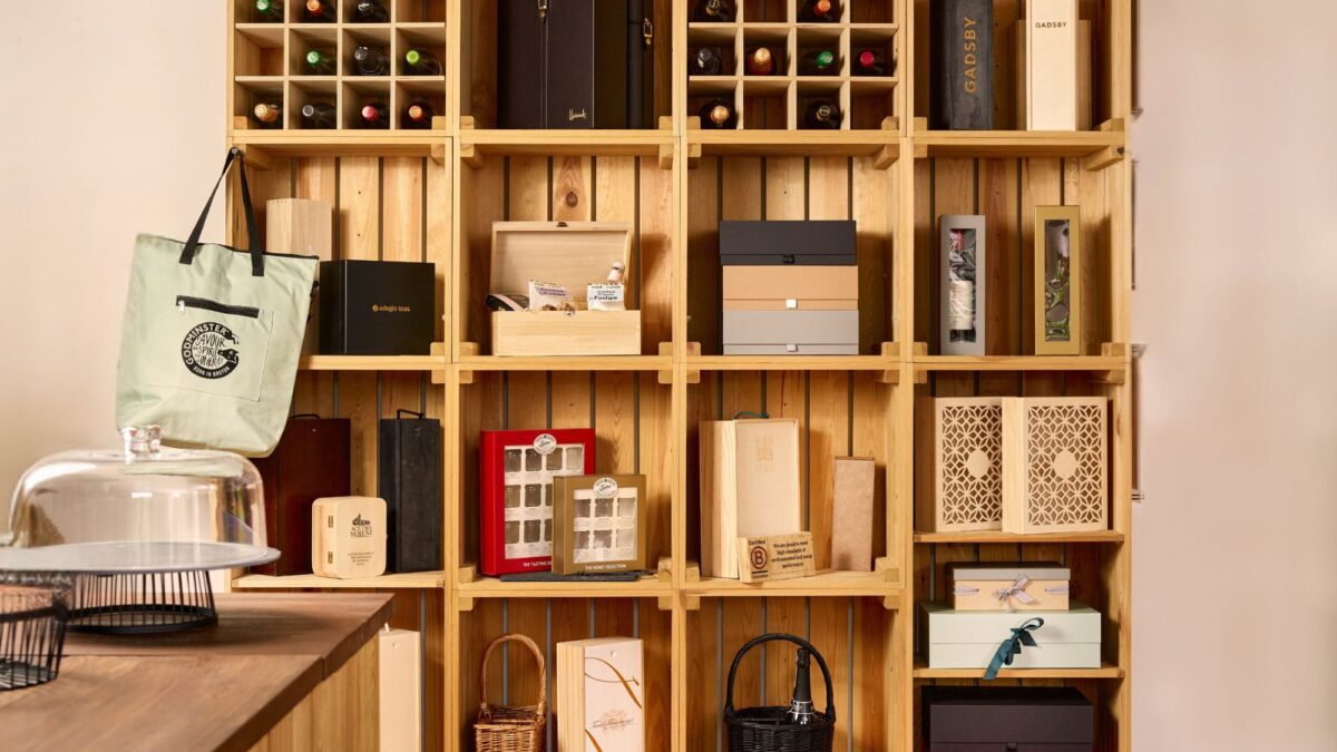 How customers shop gift displays